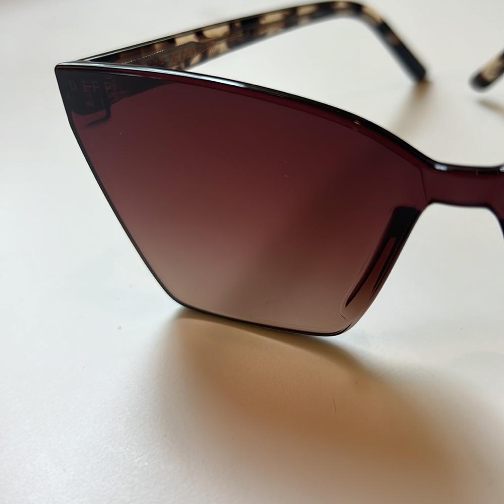 Euc Diff Sunglasses - image 3